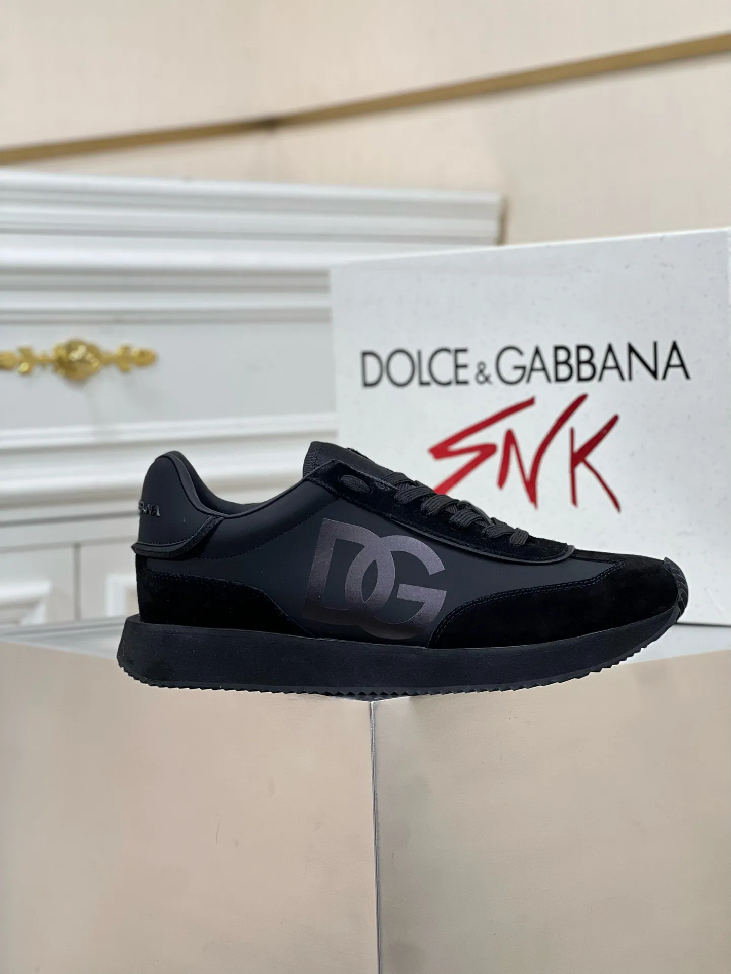Factory price: 458💰••New product•• Dolce&G*_dgDolce&G*_dgDolce&G*_dgDolce&G*_dgDolce&G*_dgDolce&G*_dgDolce&G*_dgDolce&G*_dgDolce&G* 2024 new men's lace-up leather casual sneakers for early spring are made of imported suede cowhide spliced ​​with waterproof fabrics, mixed and matched color design, a fashionable and energetic sneaker that can easily meet the needs of modern dressing and highlight the contemporary lifestyle style. The foot is fully lined with cowhide for greater comfort. The tongue and heel are decorated with logos. It is equipped with a rubber outsole. The heel and toe are wrapped to further protect our feet. It is a model worth buying! Size: 39-44 (customized at 38.45)